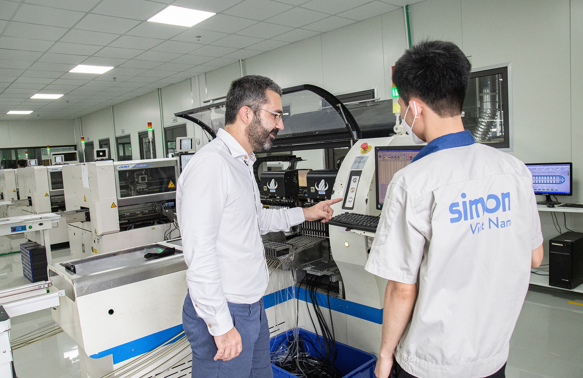 Dây chuyền sản xuất của nhà máy Simon Việt Nam được vận hành theo tiêu chuẩn của Tập đoàn Simon